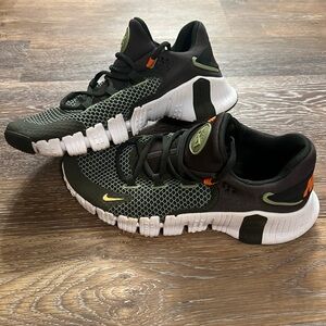 Nike Metcon 4 in Cargo Khaki/Safety Orange/White/Sequoia